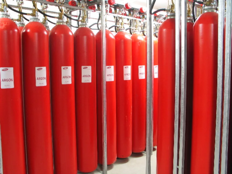 Bouteilles rouges d’extinction incendie dans le datacenter